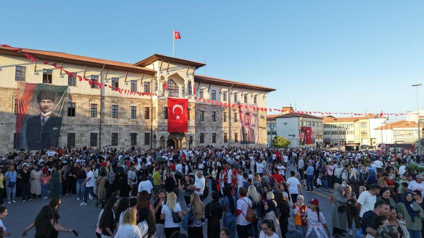 Sivas Kongresi'nin 107'nci yılı! Şehirde 1058 kişilik 'Sivas Halayı'