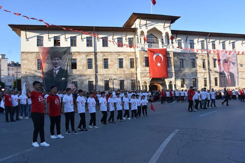 Sivas Kongresi'nin 107'nci yılı! Şehirde 1058 kişilik 'Sivas Halayı'