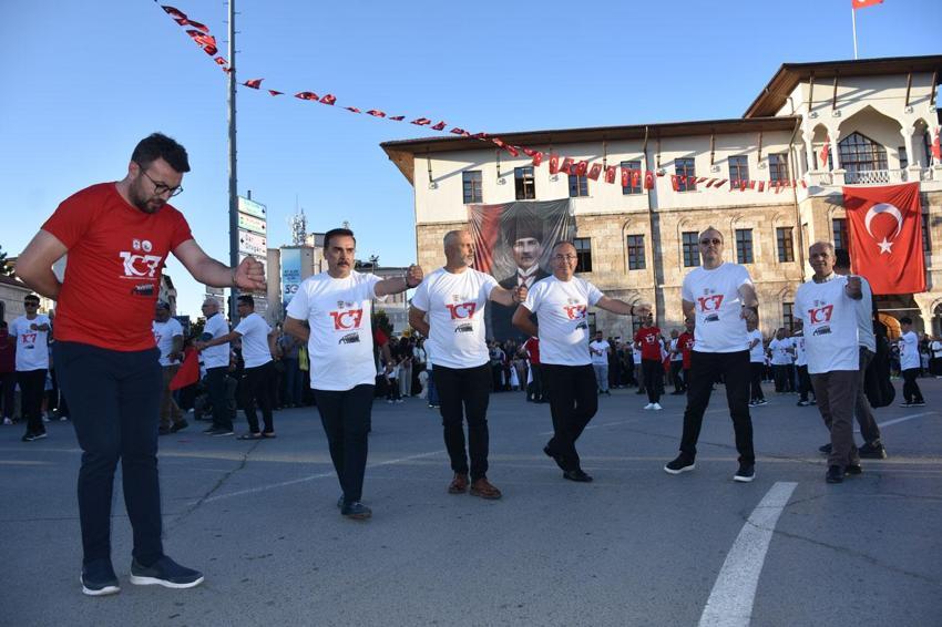 Sivas Kongresi'nin 107'nci yılı! Şehirde 1058 kişilik 'Sivas Halayı'