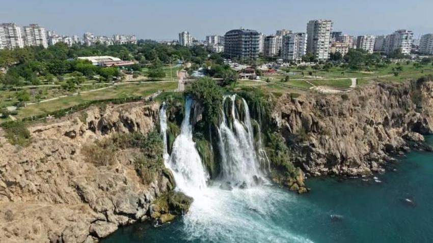 Akdeniz'e dökülürken fotoğrafladılar: Düden Şelalesi göz kamaştırıyor