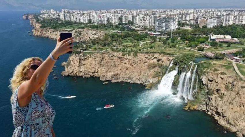 Akdeniz'e dökülürken fotoğrafladılar: Düden Şelalesi göz kamaştırıyor