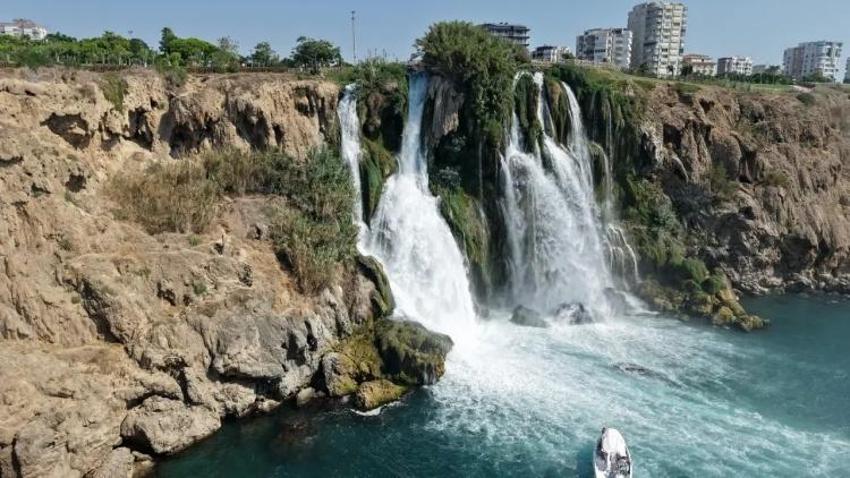 Akdeniz'e dökülürken fotoğrafladılar: Düden Şelalesi göz kamaştırıyor