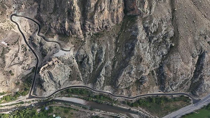 Bulutların arasında bir orta çağ mirası: Erzurum Engüzekkapı Kalesi ziyaretçilerini büyülüyor