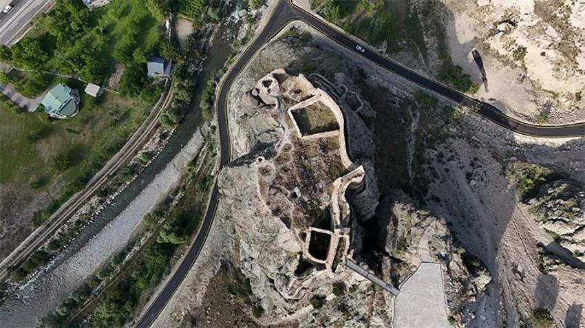Bulutların arasında bir orta çağ mirası: Erzurum Engüzekkapı Kalesi ziyaretçilerini büyülüyor