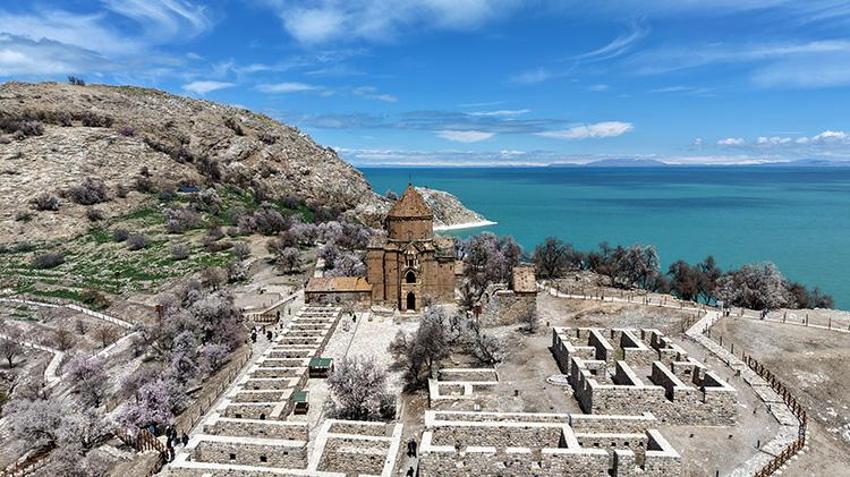 Akdamar Adası'nda 14. ayin heyecanı: 1100 yıllık tarihi kilisede pazar günü yoğun katılım bekleniyor!