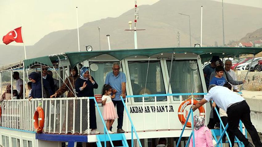 Akdamar Adası'nda 14. ayin heyecanı: 1100 yıllık tarihi kilisede pazar günü yoğun katılım bekleniyor!