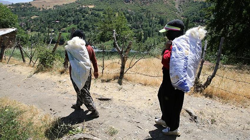 Bitlis Hizan'da kadınlar yüzyıllık geleneği yaşatıyor: Koyun Yünlerinden geleneksel yöntemlerle işliyorlar!
