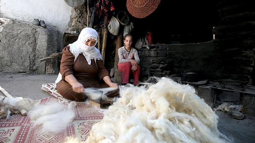 Bitlis Hizan'da kadınlar yüzyıllık geleneği yaşatıyor: Koyun Yünlerinden geleneksel yöntemlerle işliyorlar!