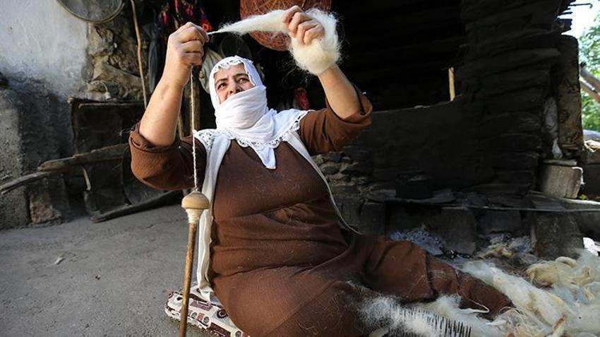 Bitlis Hizan'da kadınlar yüzyıllık geleneği yaşatıyor: Koyun Yünlerinden geleneksel yöntemlerle işliyorlar!