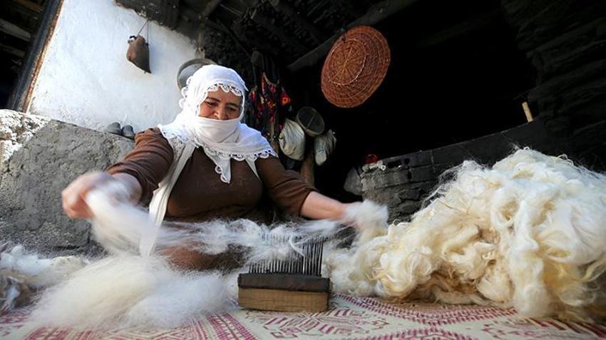 Bitlis Hizan'da kadınlar yüzyıllık geleneği yaşatıyor: Koyun Yünlerinden geleneksel yöntemlerle işliyorlar!