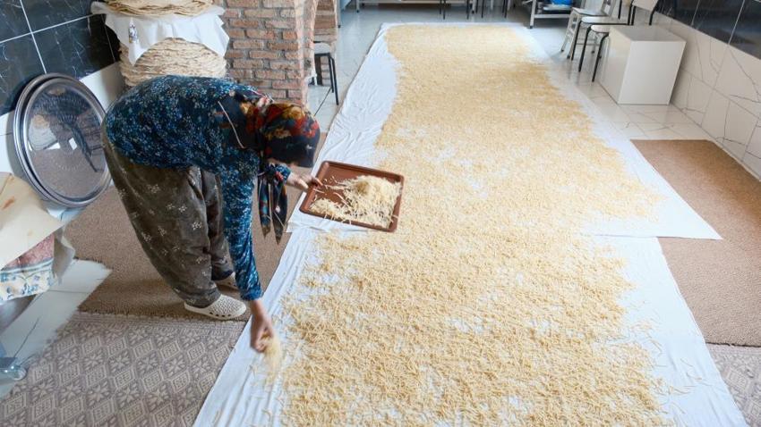 11 kadın el ele verdi, atıl su değirmeni üretim merkezine dönüştü! Türkiye’ye satıyorlar