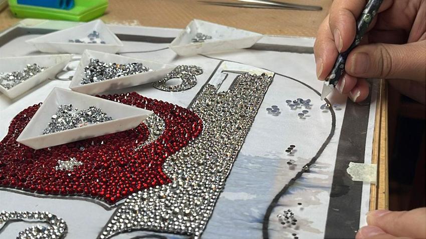 Sosyal medyada gördüğü sanat işi oldu: Hastalığı sebebiyle işini bırakmıştı şimdi taşları sanat eserine dönüştürüyor