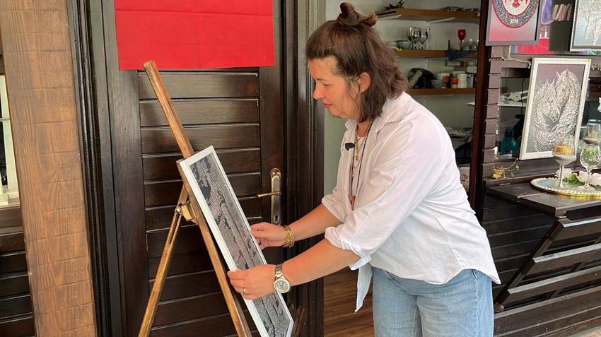 Sosyal medyada gördüğü sanat işi oldu: Hastalığı sebebiyle işini bırakmıştı şimdi taşları sanat eserine dönüştürüyor