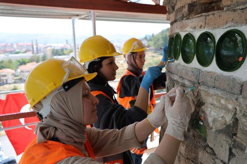 Eğri minaresi ve 8 asırlık geçmişi ile bilinen Sivas Ulu Camii'deki gizemli çanakların sırrı çözüldü