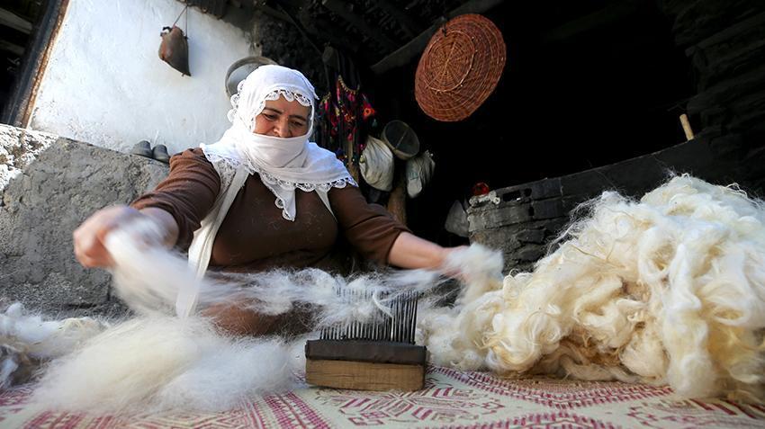 Bitlis'te anne ve kızı dağ başından sırtında taşıyıp köye getiriyor: Yapan sağlık buluyor