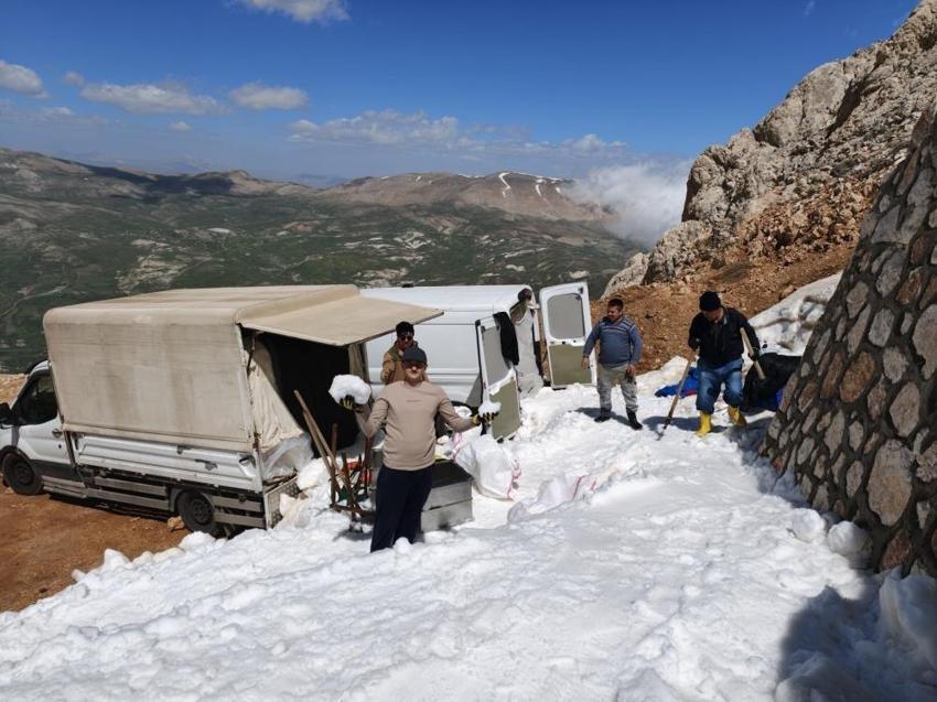 Pazarda bir tek o cesaret edip satıyor: Haftada 2 ton garanti satışı var, dağdan kesip getiriyor