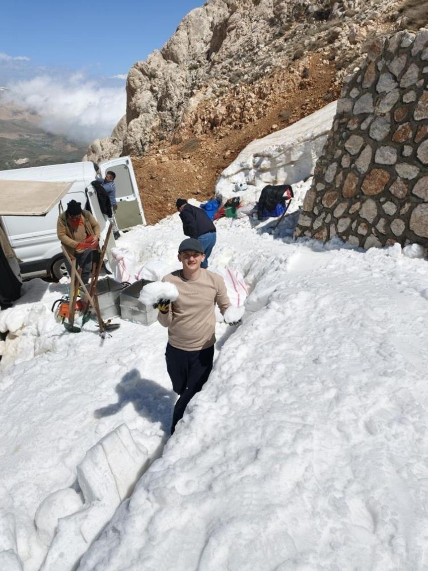 Pazarda bir tek o cesaret edip satıyor: Haftada 2 ton garanti satışı var, dağdan kesip getiriyor