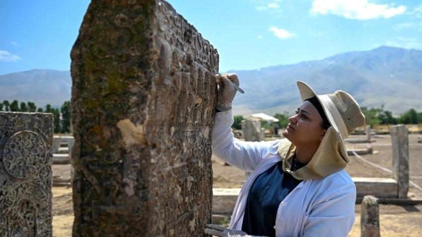 1000 adet bulundu, yalnızca birinde imza vardı: Van'ın Gevaş'ında tarih dile geldi
