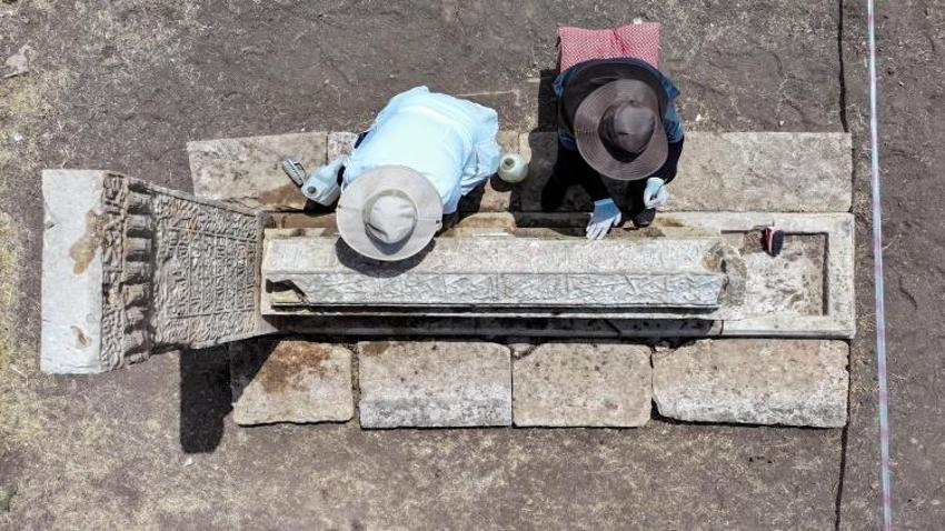 1000 adet bulundu, yalnızca birinde imza vardı: Van'ın Gevaş'ında tarih dile geldi