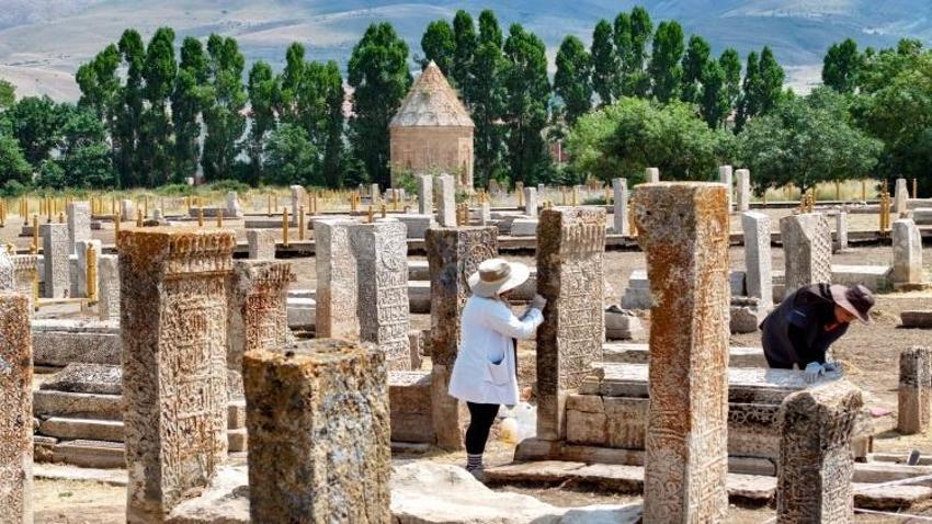1000 adet bulundu, yalnızca birinde imza vardı: Van'ın Gevaş'ında tarih dile geldi