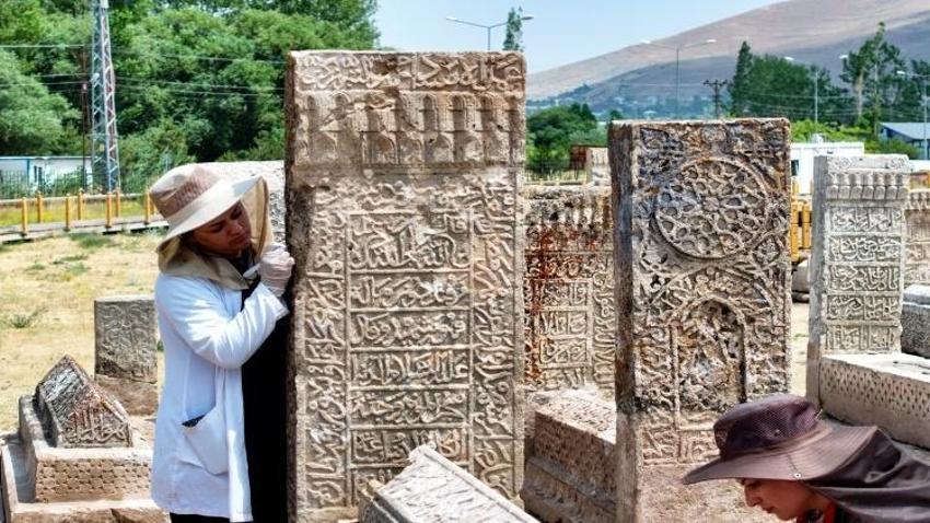 1000 adet bulundu, yalnızca birinde imza vardı: Van'ın Gevaş'ında tarih dile geldi