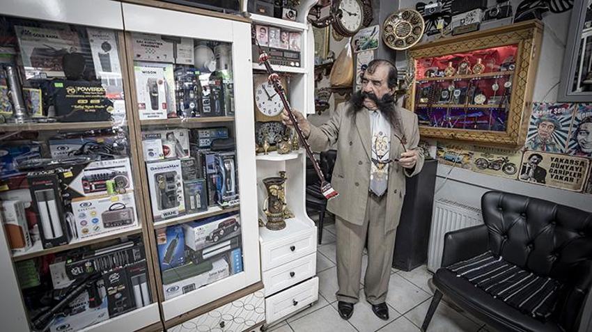 Erzurumlu berber 70 yıldır sakallarını kesmedi! Şimdi tek bir şarta bakıyor: Çıkarsa veda edecek!