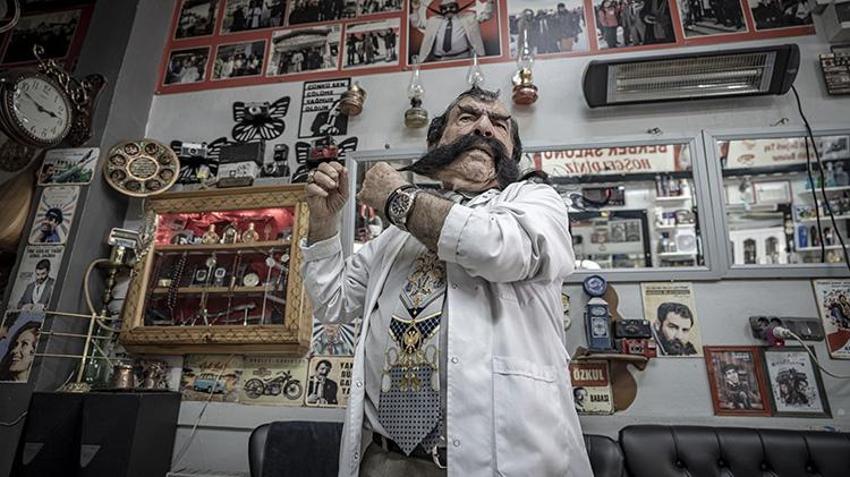 Erzurumlu berber 70 yıldır sakallarını kesmedi! Şimdi tek bir şarta bakıyor: Çıkarsa veda edecek!