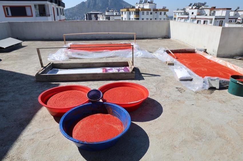 Adana'nın güneşine bir tek kadınları dayanıyor: Apartman damlarında üretiyorlar