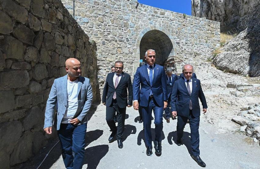 Elazığ'ın binlerce yıllık hikayesi hayat buldu! Elazığ Arkeoloji ve Etnografya Müzesi ziyarete açıldı
