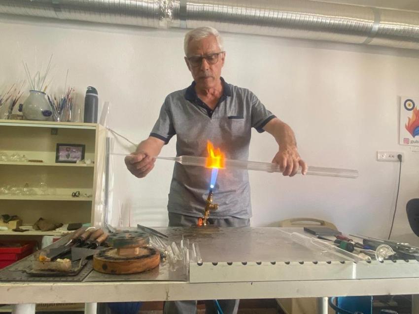 30 yıl laboratuvar malzemesi üretti, emeklilikte cam ustası oldu! Hikayesi şaşırttı