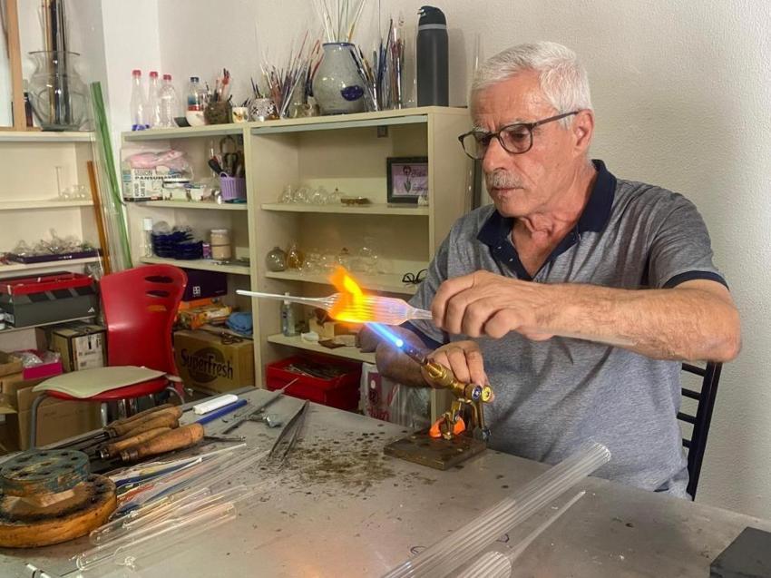 30 yıl laboratuvar malzemesi üretti, emeklilikte cam ustası oldu! Hikayesi şaşırttı