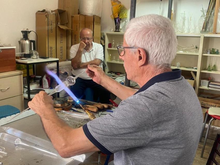 30 yıl laboratuvar malzemesi üretti, emeklilikte cam ustası oldu! Hikayesi şaşırttı