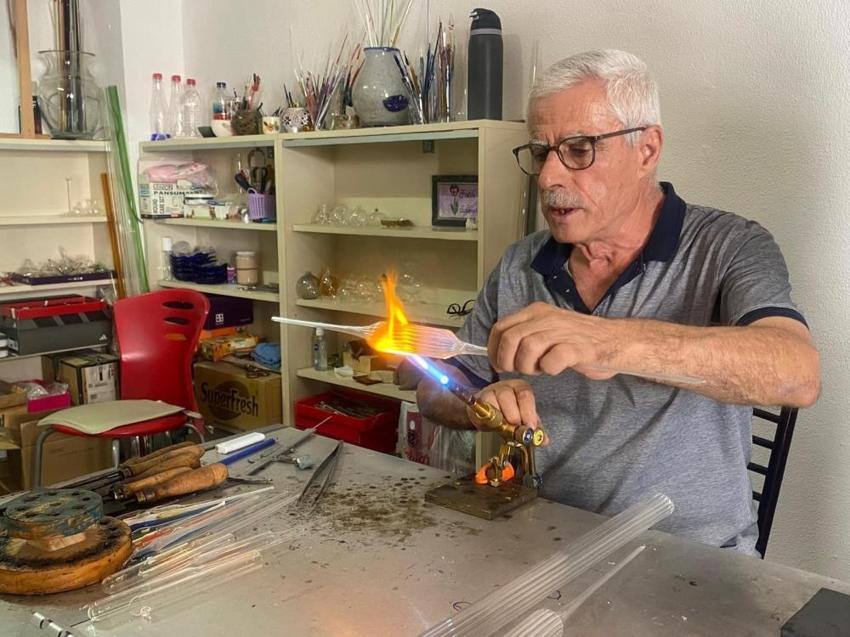 30 yıl laboratuvar malzemesi üretti, emeklilikte cam ustası oldu! Hikayesi şaşırttı
