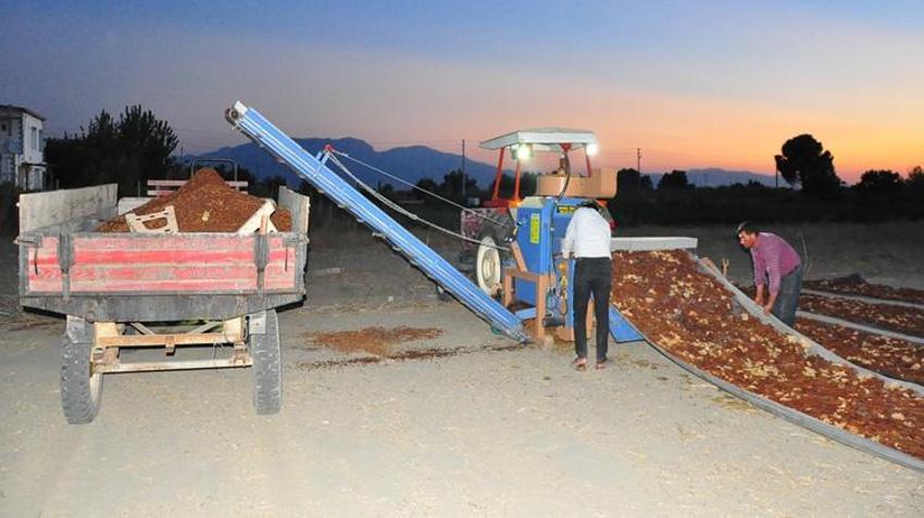 Hasat sonrası zorlu bekleyiş! Binlerce liralık emek için sabaha kadar nöbet tutuyorlar!