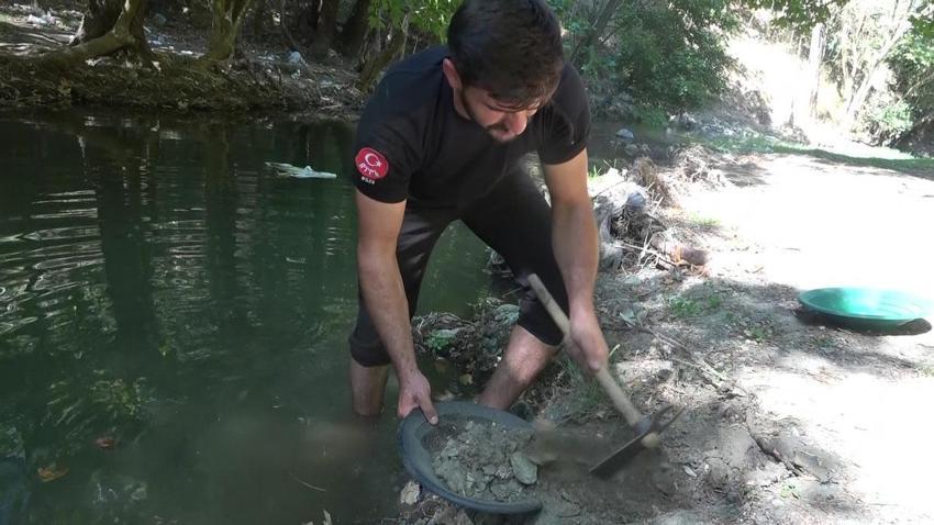 Altın avcısı Türkiye'nin derelerinden her gün 5 gram altın çıkarıyor