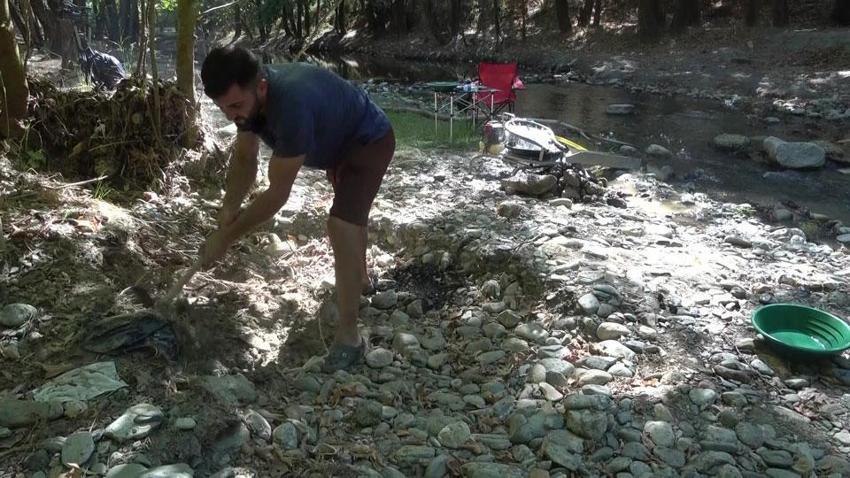Altın avcısı Türkiye'nin derelerinden her gün 5 gram altın çıkarıyor