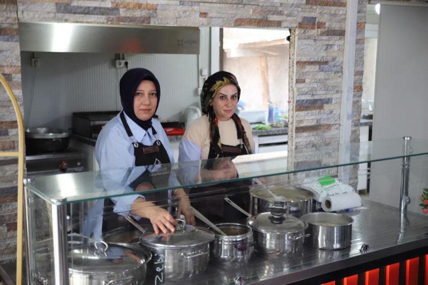 Depremde evi yıkıldı yılmadı aldığı hibeyle iş yeri sahibi oldu! Şimdi 8 kişiye istihdam sağlıyor