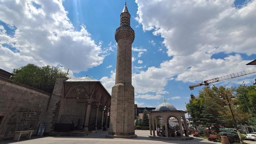 Erzurum'da 450 yıllık sırrın tek nedeni rüya! Camide müezzin gerçeği açıkladı