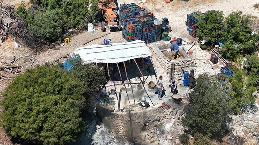 Mersinde 20 gün gece gündüz sürecek kesintisiz mesai başladı: Odun ateşinde beyaz toprakla pişiriliyor!