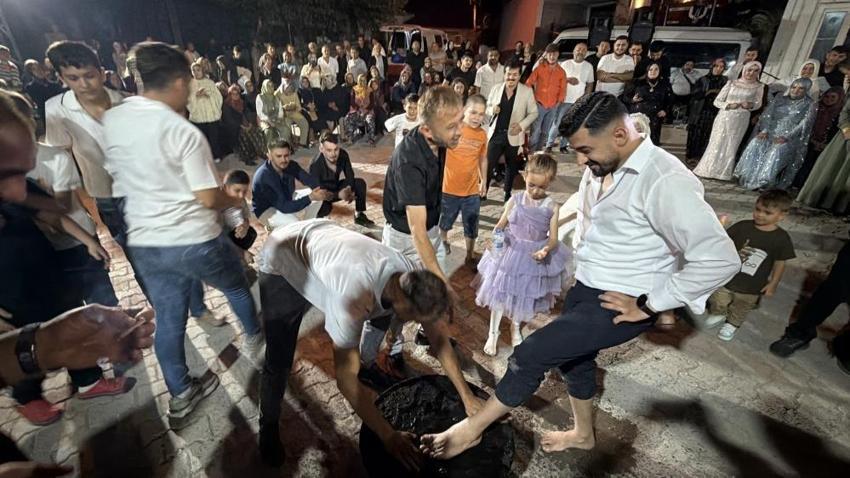 Damat içler acısı hale düştü: Zonguldak'ta gelenek diye oynattılar