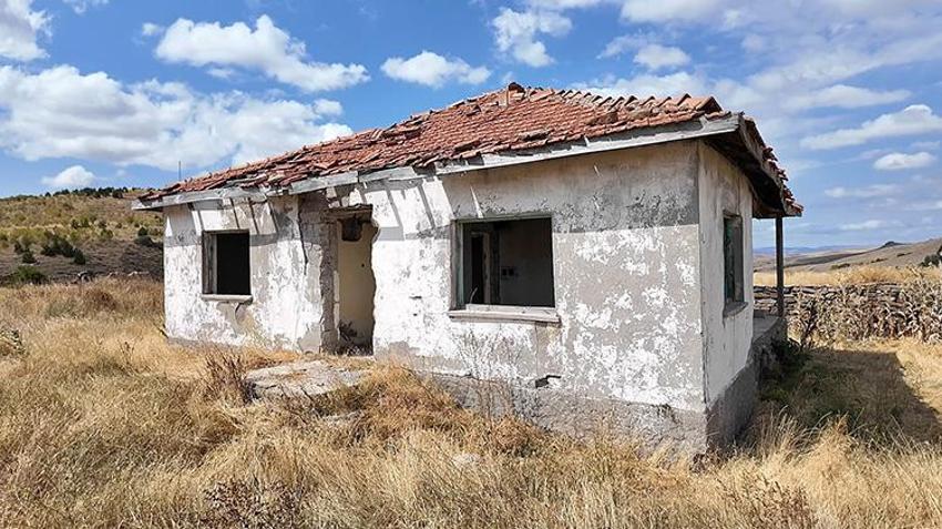 20 haneli kışla köyünde tek başına yaşıyor: Sivas Şarkışla'nın hayalet köyü doğa severlerin akınına uğruyor!