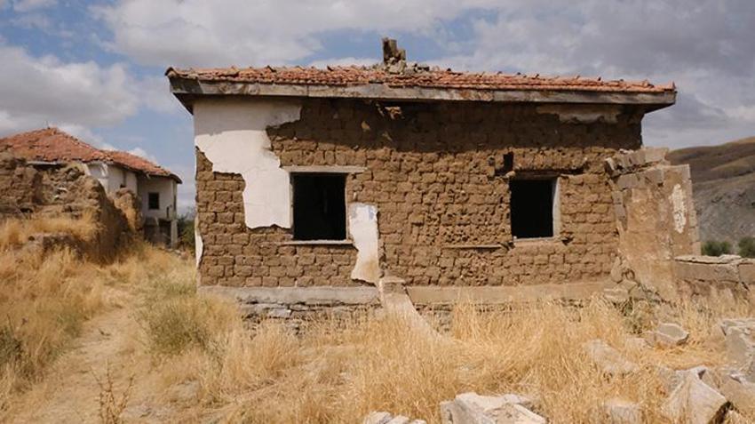 20 haneli kışla köyünde tek başına yaşıyor: Sivas Şarkışla'nın hayalet köyü doğa severlerin akınına uğruyor!