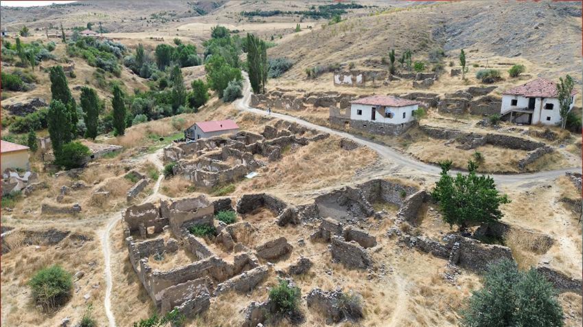 Sivas'ta haritadan silinmek üzere! Kampçılar köyde dron uçurunca gerçek ortaya çıktı