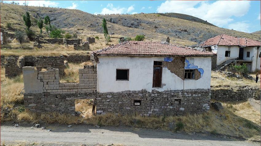 Sivas'ta haritadan silinmek üzere! Kampçılar köyde dron uçurunca gerçek ortaya çıktı