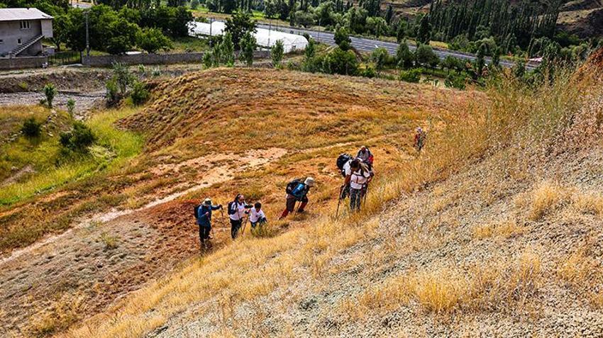 Erzurum'da demir ve bakır madenleriyle oluştu! Gökkuşağı Tepeleri dağcıların akınına uğradı!
