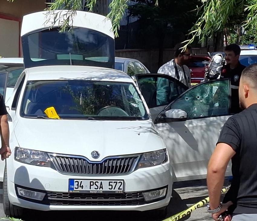 İstanbul'da kanlı pusu! Cadde ortasında otomobile kurşun yağdırdılar