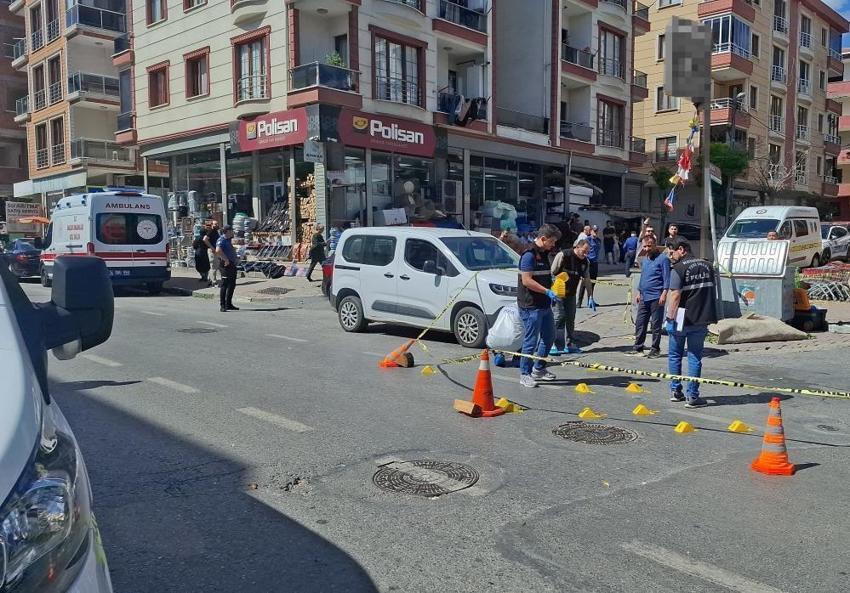 İstanbul'da kanlı pusu! Cadde ortasında otomobile kurşun yağdırdılar
