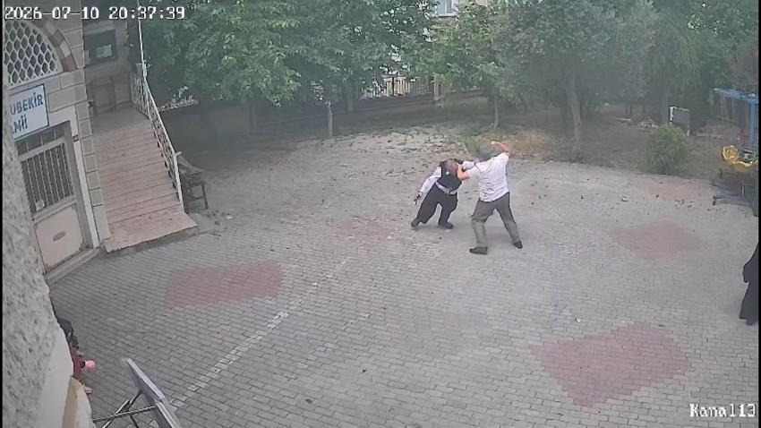 Küçükçekmece'de camide toplanan yardım paralarının kayıt altına alınmadığını idddia eden müezzin ile imam kavga etti!