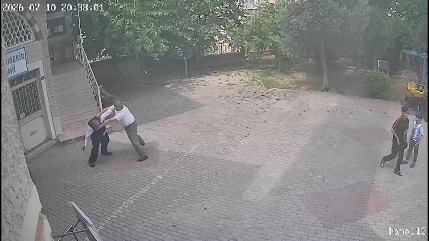Küçükçekmece'de camide toplanan yardım paralarının kayıt altına alınmadığını idddia eden müezzin ile imam kavga etti!