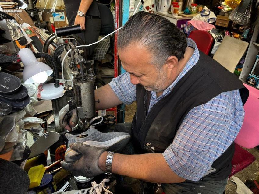 8 yaşından beri baba mesleğini ayakta tutmaya çalışıyor! Kösele yıllarından bez ayakkabı çağına